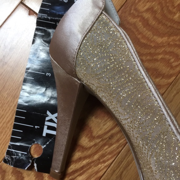 Gold shoes - Picture 5 of 5